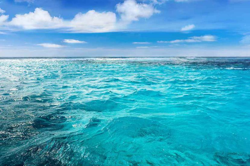 Fondo de olas de verano de la superficie del mar Caribe. (Shutterstock)