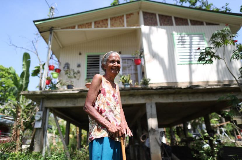 La residencia de Carmen Pérez Rodríguez se salvó de las inundaciones por estar construida en zancos, pero la vivienda de su hijo no se salvó de las aguas.