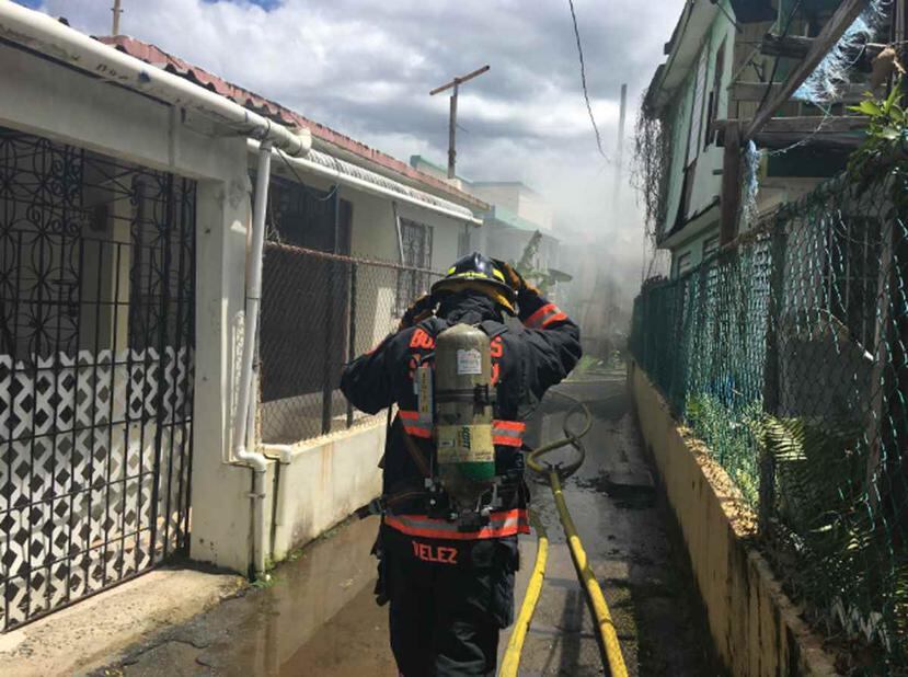 Bomberos del Municipio de San Juan controlaron el incendio. (Captura / Twitter)