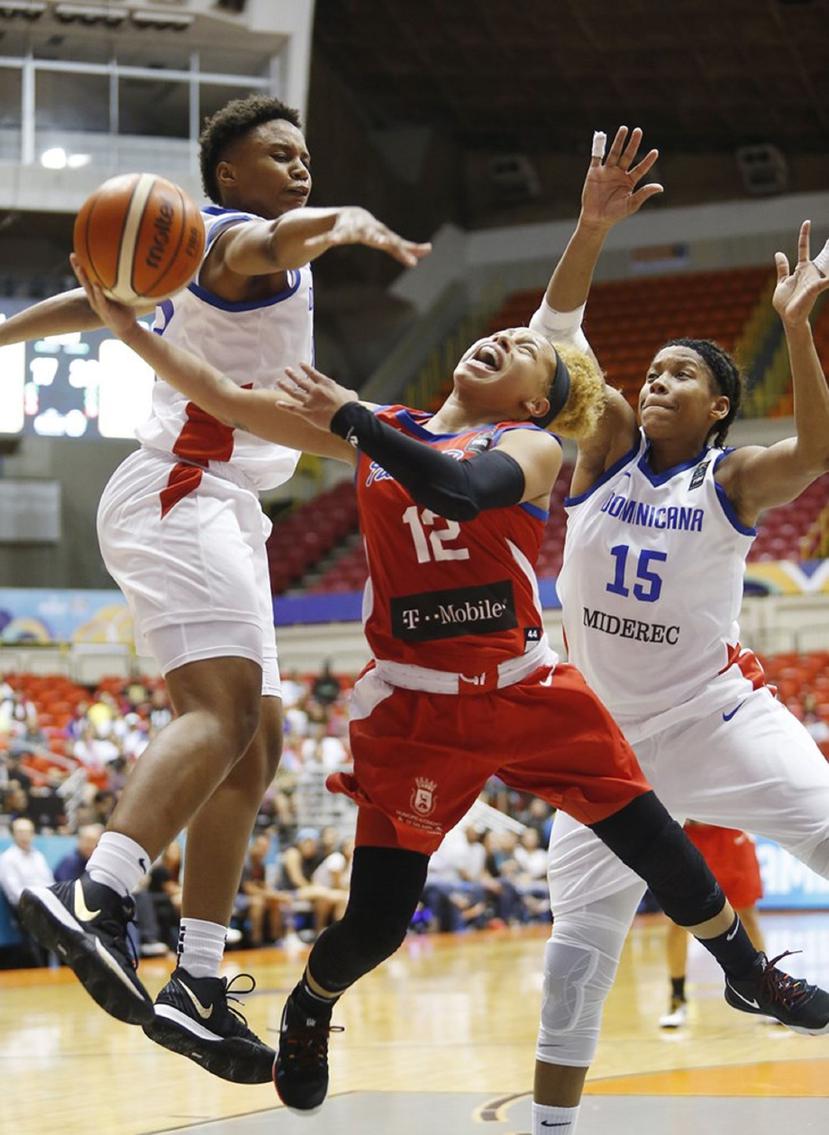 Dayshalee Salamán intenta un disparo al canasto ante la defensa de dos jugadoras de la República Dominicana. (Cortesía FIBA Américas)