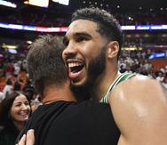 Jayson Tatum, de los Celtics de Boston, festeja la victoria sobre el Heat de Miami en el sexto partido de la final de la Conferencia Este.