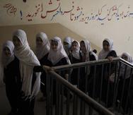 Las mujeres tendrán que estudiar en salones separadas de los hombres bajo el nuevo gobierno talibán.