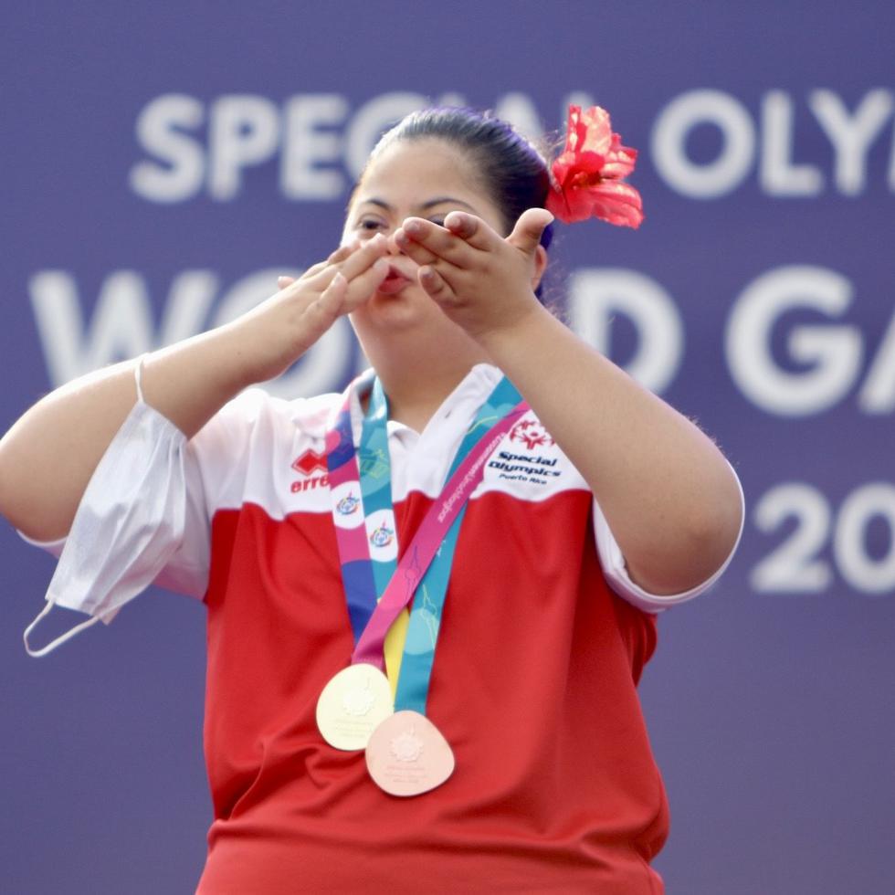 Sophia Plá celebra en el podio con dos de sus medallas en la gimnasia artística. Fue la primera medallista boricua en esta edición de los Juegos.