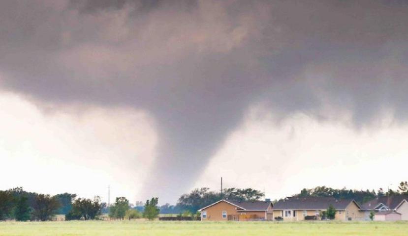 El tornado causó daños en bloques de viviendas y fábricas. (AP / Archivo)