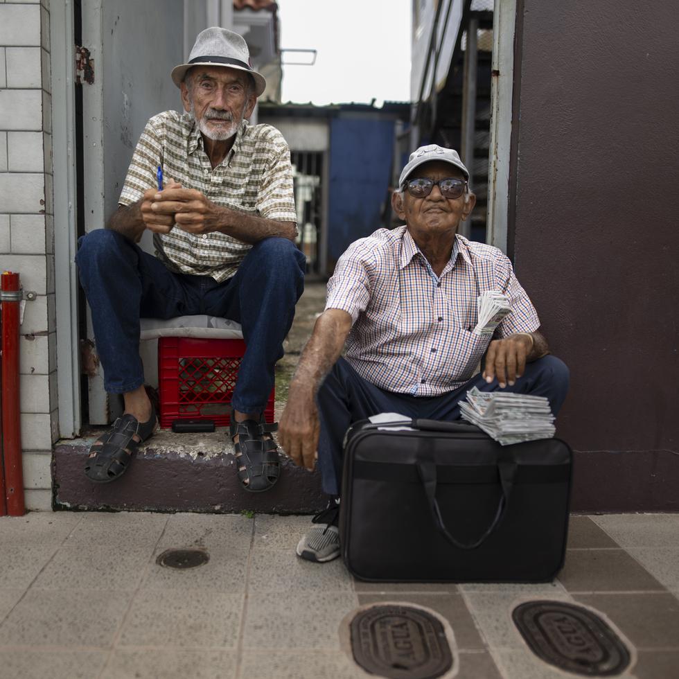 Reynaldo Cardona Arocho (izquierda), de 84 años, afirma que Javier Jiménez “ha sido un alcalde que dice la verdad”. Junto a Luis Acevedo Soto, de 81, ambos son simpatizantes del PIP en San Sebastián.