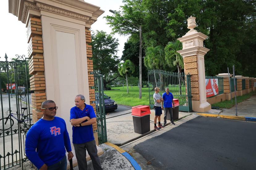Amanecen cerrados los portones de la Universidad de Puerto Rico, Recinto de Río Piedras.