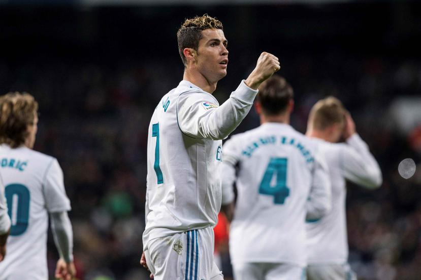 Cristiano Ronaldo celebra luego de marcar el primer gol del Real Madrid en el choque contra el París Saint-Cloud. (EFE / Rodrigo Jiménez)