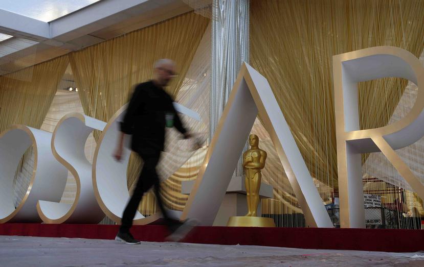 Un trabajador en la alfombra roja durante los preparativos para los premios Oscar del domingo en el Teatro Dolby, en Los Ángeles. (AP/John Locher)