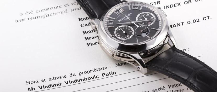 Del reloj se sabe que fue comprado  en Londres y que efectivamente el nombre de Vladimir Vladimirovic Putin aparece como propietario en el certificado (Monaco Legend Auctions)