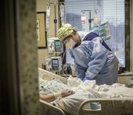 Foto de archivo de una enfermera atendiendo un paciente en intensivo por COVID-19, en Alabama.
