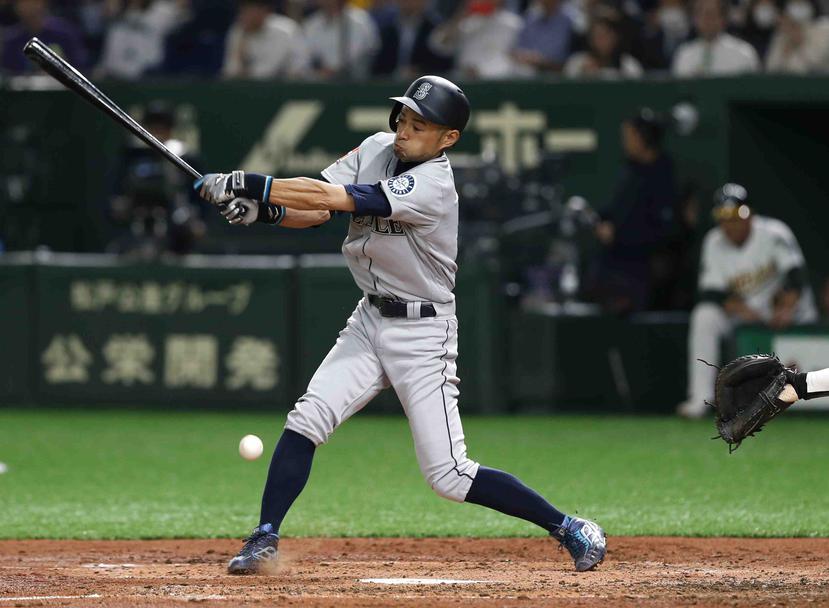 Ichiro Suzuki conecta un foul durante su turno al bate en el Tokio Dome. (AP)