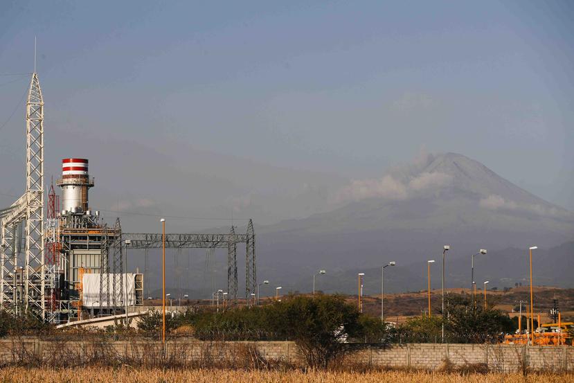 Esta imagen muestra una nueva planta termoeléctrica con el volcán Popocatépetl al fondo, cerca de la localidad de Huexca, en el estado de Morelos, México, el sábado 22 de febrero de 2020. (AP)