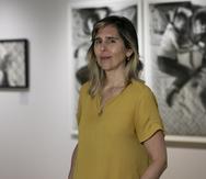 La fotoperiodista y artista Rosario Fernández Esteve frente a su exposición “Bendición-es”, en honor a su mamá ya fallecida.