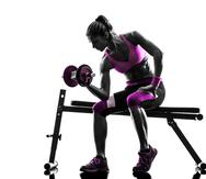 Concentrate Biceps: Sentado en el banco y apoyando la parte posterior del brazo en el muslo, realiza flexión del codo. Trabaja: Bíceps