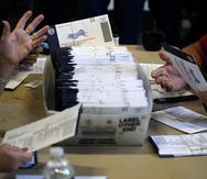 Entre la docena de cambios que introduce la nueva normativa a la ley electoral vigente está la supervisión de funcionarios electorales y la forma en que se cuentan y revisan las papeletas de voto por correo.