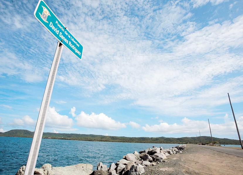 El extenso rompeolas de la isla, conocido como Mosquito Pier  fue bautizado como Puerto de la Libertad David Sanés Rodríguez. (GFR Media)