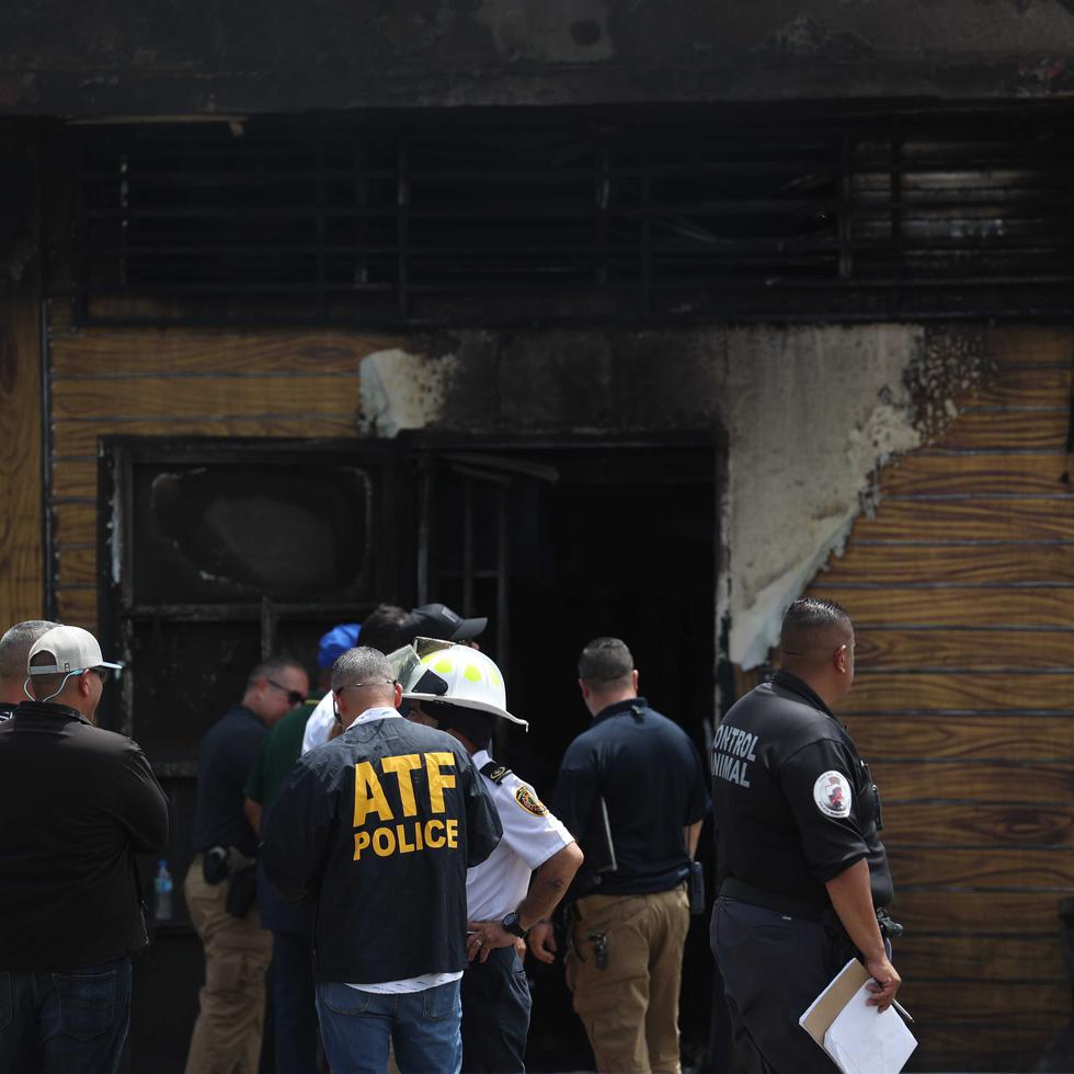 Las autoridades en las afueras del negocio en Arecibo donde fallecieron dos personas debido a un incendio.