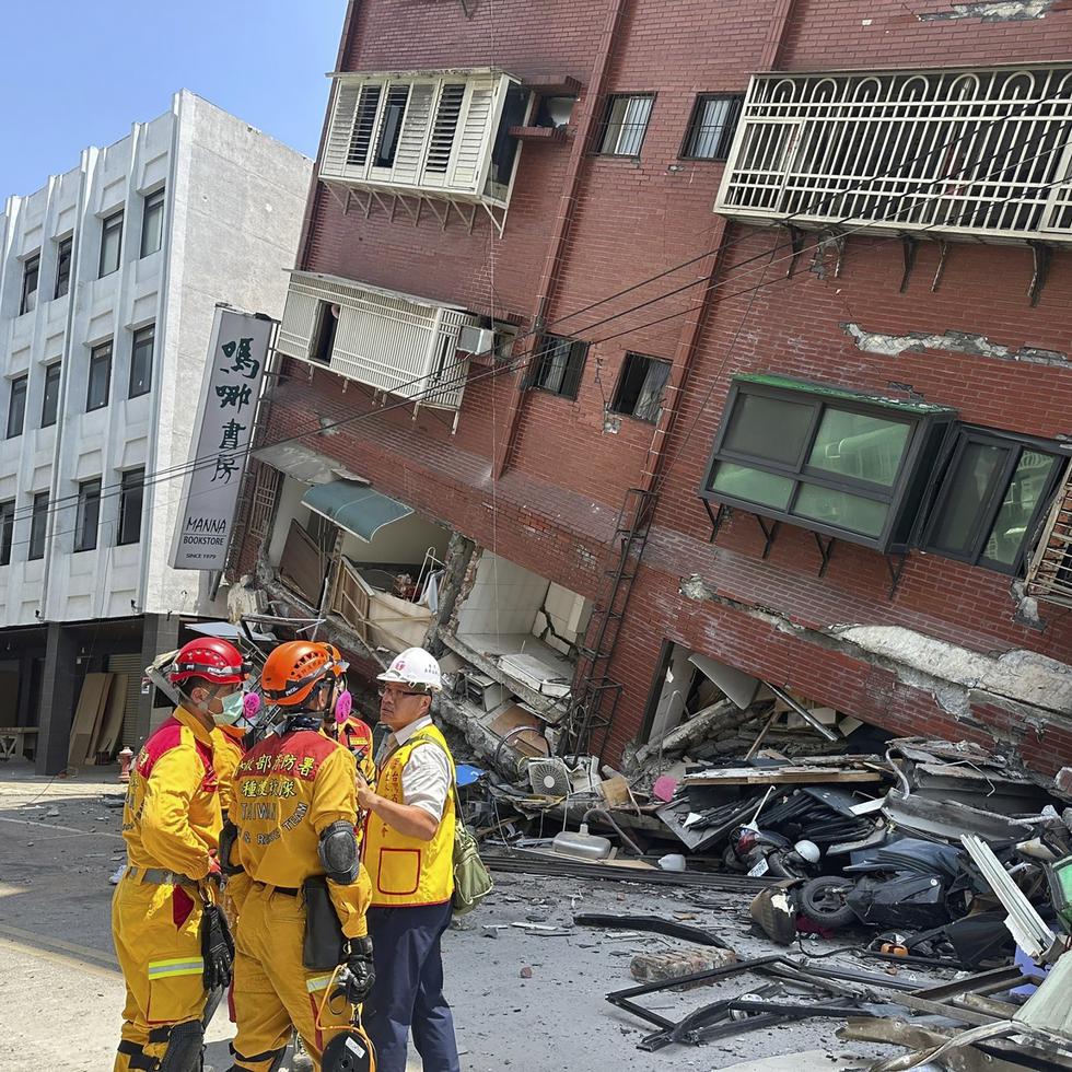 Rescatistas laboran frente a un edificio en la región de Hualiean, en Taiwán, tras el terremoto reportado en la mañana del miércoles.