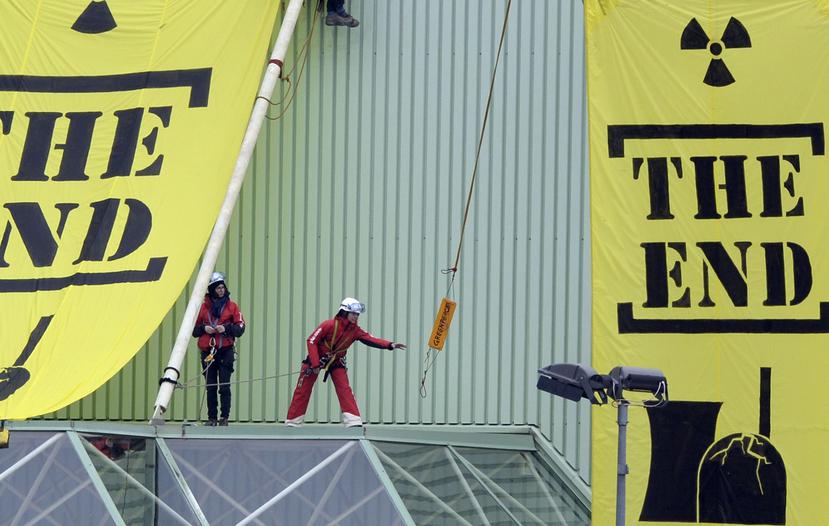 Activistas de Greenpeace realizan una protesta en la planta nuclear de Beznau en Suiza. (AP)