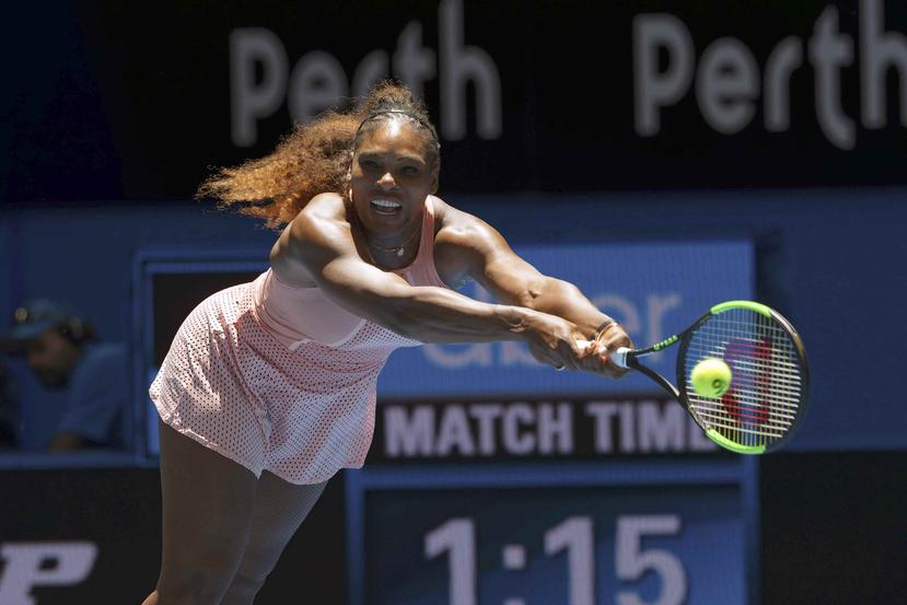 La tenista estadounidense Serena Williams devuelve una pelota durante su partido contra la británica Katie Boulter en la Copa Hopman, en Perth, Australia, el 3 de enero de 2019. (AP)