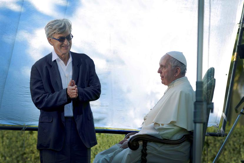 Fotografía facilitada por Vaticannews del cineasta alemán Wim Wenders (i), junto al papa Francisco (EFE). 
