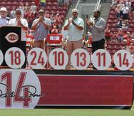 Los Rojos añadieron el 14 de Rose a su exhibición de números retirados detrás del plato. (AP)
