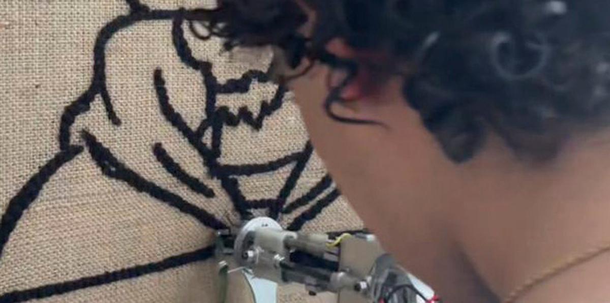 El yabucoeño Alexander Santana Vázquez, utiliza la técnica de "tufting", guiado por una máquina en forma de pistola que le facilita el arte de coser.