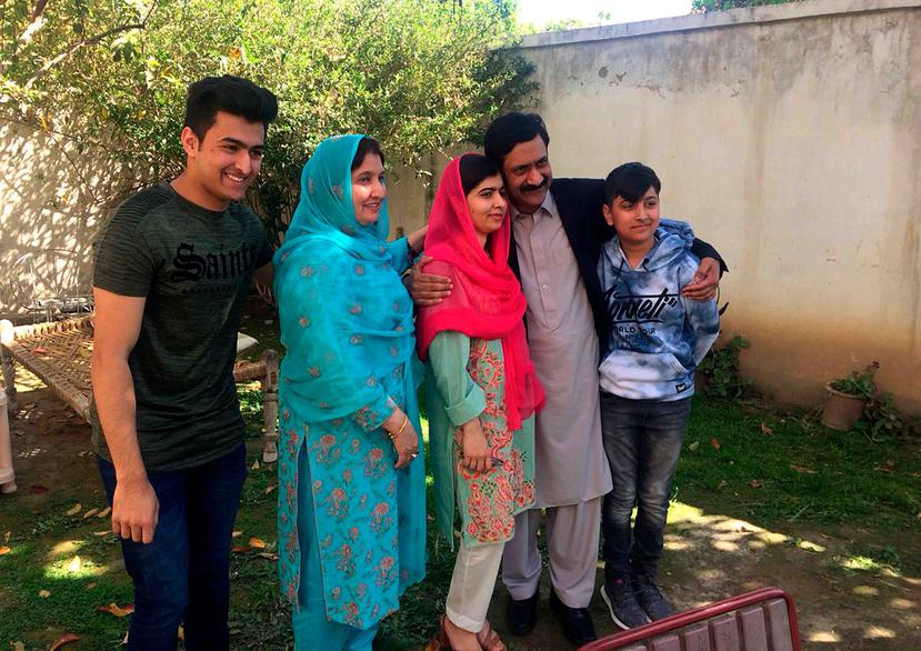 La paquistaní Malala Yousafzai, ganadora del Nobel de la Paz (al centro) posa para una fotografía con familiares en la que fue la casa de su infancia en Mingora, Pakistán, el sábado 31 de marzo de 2018. (AP/Abdalá Sherin)