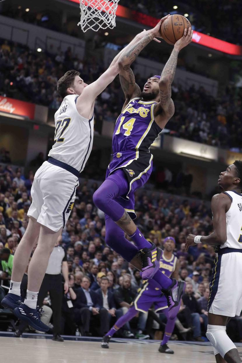 T.J. Leaf (22), de los Pacers de Indiana, intenta tapar el lanzamiento de Edmond Sumner (5), de los Lakers de Los Ángeles, en la primera mitad del partido en Indianápolis, el martes 5 de febrero de 2019. (AP)