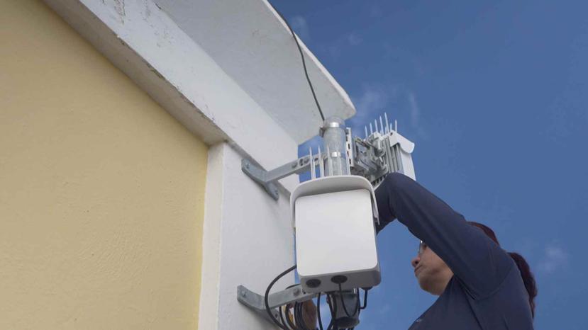 Técnico de Aeronet instala una de las antenas que requiere el sistema para ofrecer conectividad aérea de alta velocidad  en El Viejo San Juan.