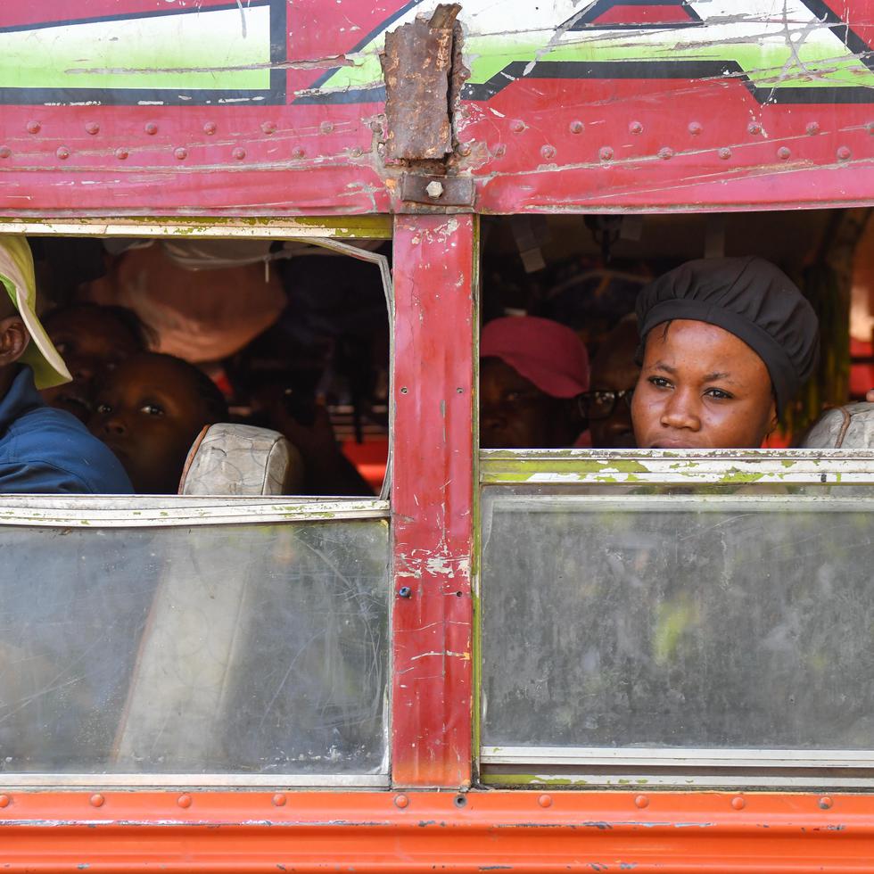 Haitianos viajan en un transporte público en Puerto Príncipe (Haití). EFE/ Johnson Sabin
