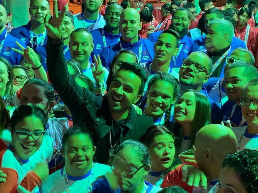 Luis Fonsi comparte con los atletas de la delegación nacional. (Special Olympics Puerto Rico)