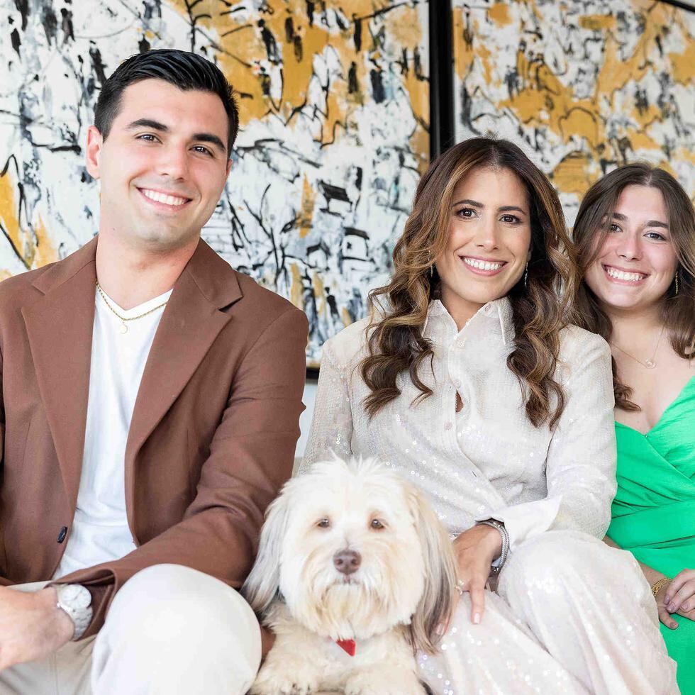 Al centro,  Yaneza Bravo, sus hijos Carlos Antonio y Anna Carolina Rodríguez Bravo, junto a su mascota McAllan.