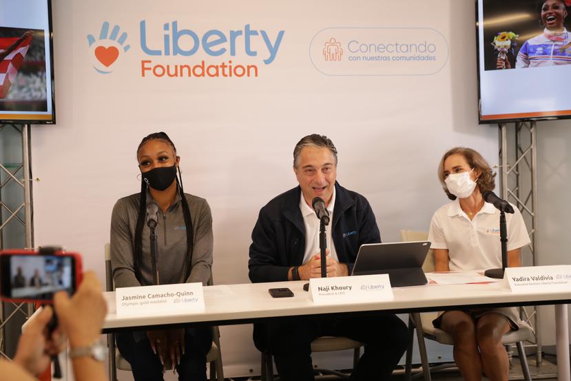 Desde la izquierda, la medallista olímpica Jasmine Camacho-Quinn, Naji Khoury, presidente de Liberty Puerto Rico, y Yadira Valdivia, directora de Liberty Foundation.