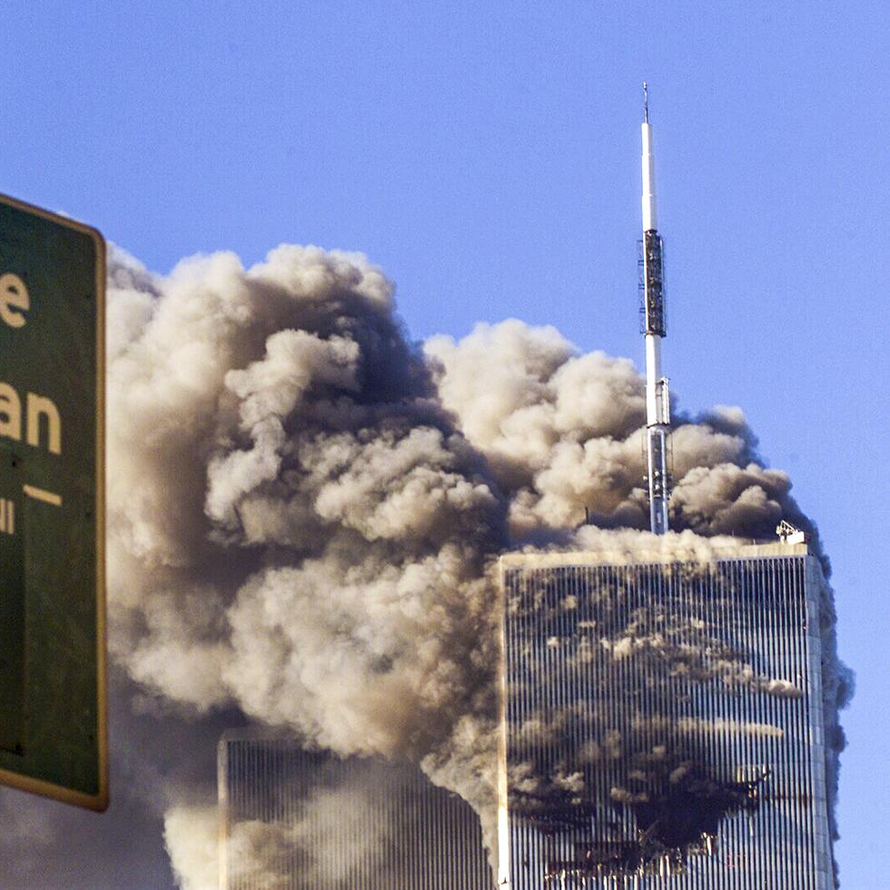 Las Torres Gemelas tras ser impactadas por dos aviones comerciales el 11 de septiembre de 2001.