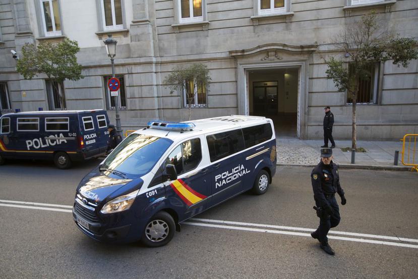 Agentes de la Policía Nacional española montan guardia ante la llegada de un furgón de la fuerza al Tribunal Supremo en Madrid, España (The Associated Press).