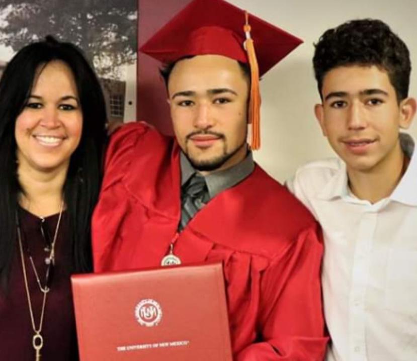 Marilyn Quiñones Velásquez, de 45 años, junto a sus hijos, Roberto de 22 años, y Adrian, de 14 años. (Captura GoFundMe)