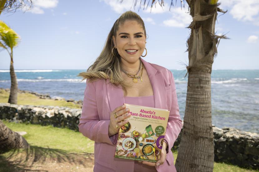 Karla Salinari muestra su libro Abuela’s Plant-Based Kitchen, en el que la autora  recopila  75 recetas tradicionales convertidas en veganas o a base de plantas con ingredientes frescos.