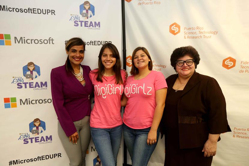 De izquierda a derecha, Keren Henriquez, directora de Educación de Microsoft Puerto Rico, Lesly Ann Rosa y Frannette Ocasio, integrantes de DigiGirlz, y Lucy Crespo, directora ejecutiva del Fideicomiso para Ciencia, Tecnología e Investigación. (Suministra