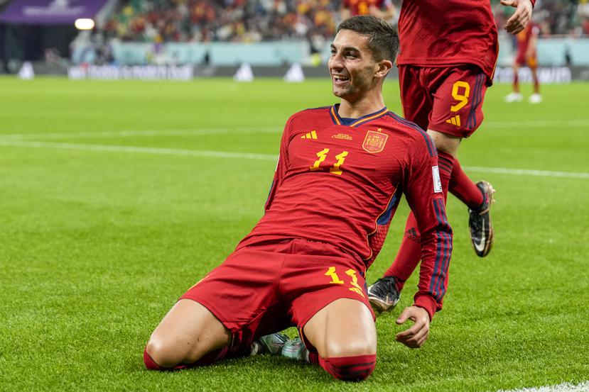 Ferrán Torres celebra el cuarto gol de España.