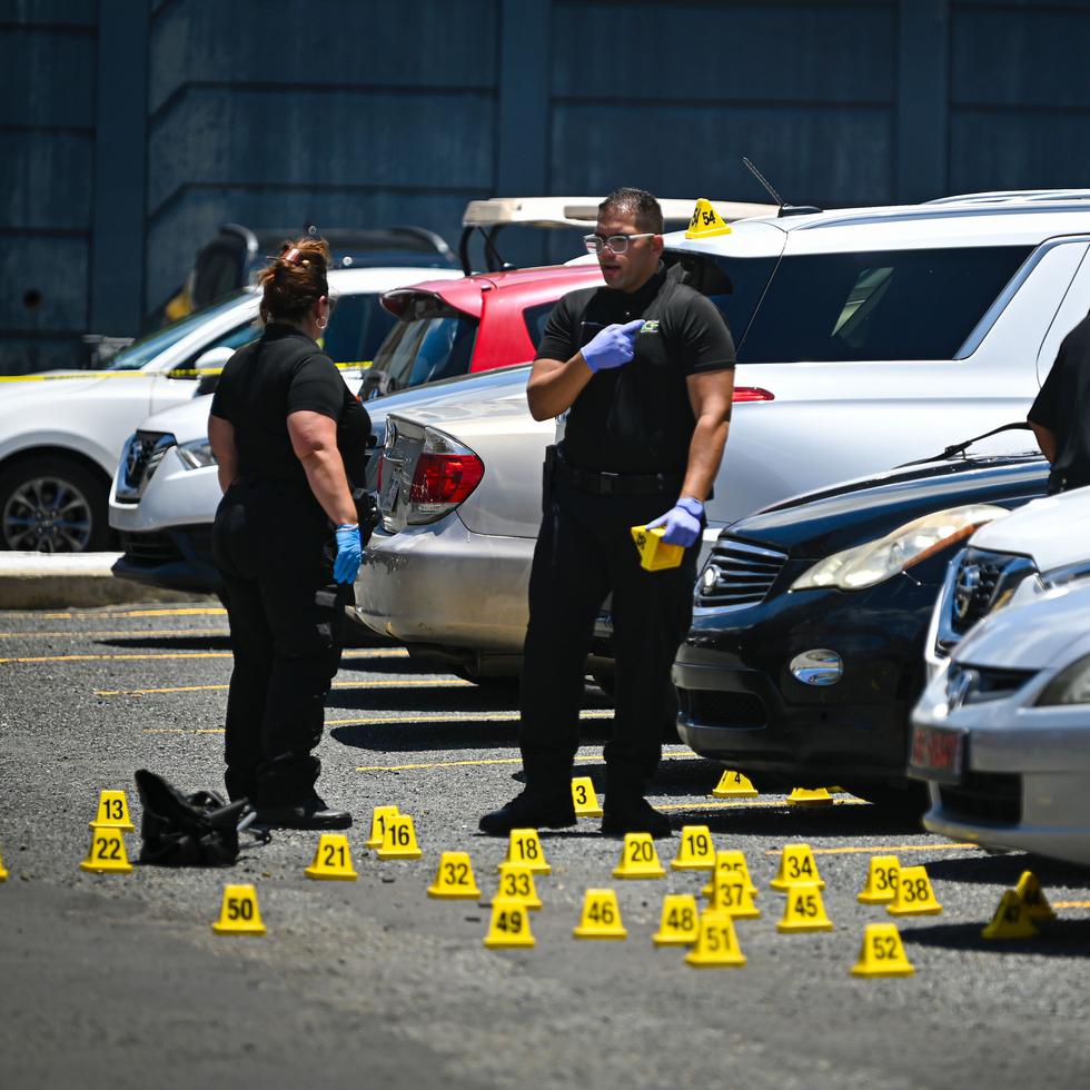 Investigadores de la Policía de Puerto Rico recopilan información en la escena donde se encontró el cuerpo de Neftalí Álvarez Núñez, de 42 años y conocido como “Pacho El Anti Feka”, en el interior de un vehículo.