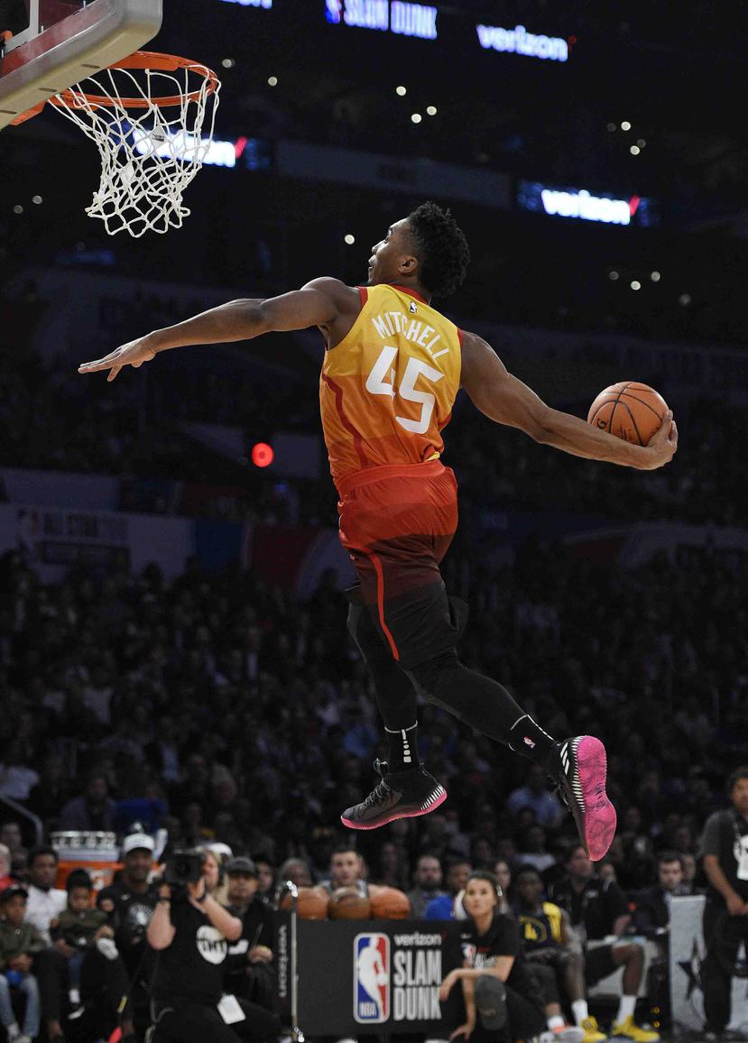 Donovan Mitchell, del Jazz, se eleva para realizar un donqueo durante la competencia de volcadas de la NBA. (AP)