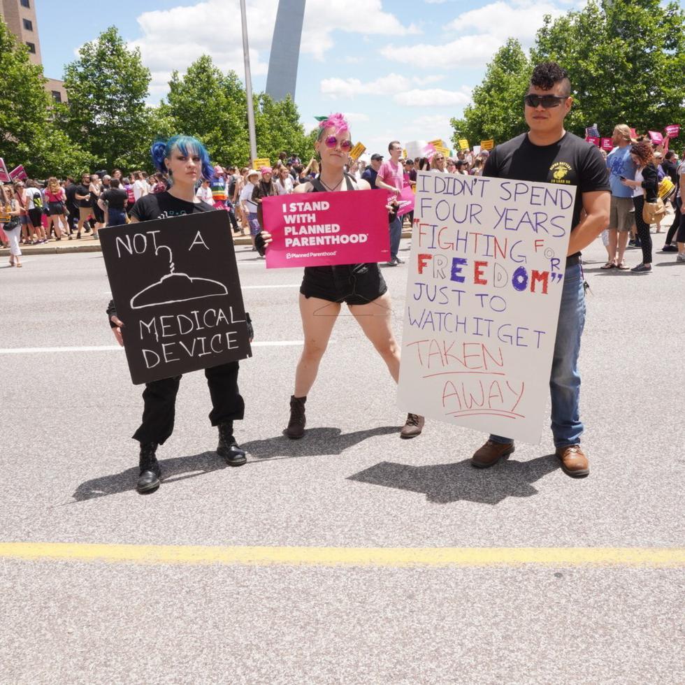 Varias personas protestan por los derechos de aborto, en una fotografía de archivo.