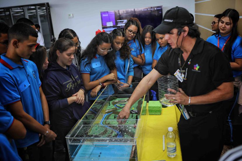 Jorge Dueño, educador en ciencias, mostró a los estudiantes la simuladora de terremotos. (Suministrada)