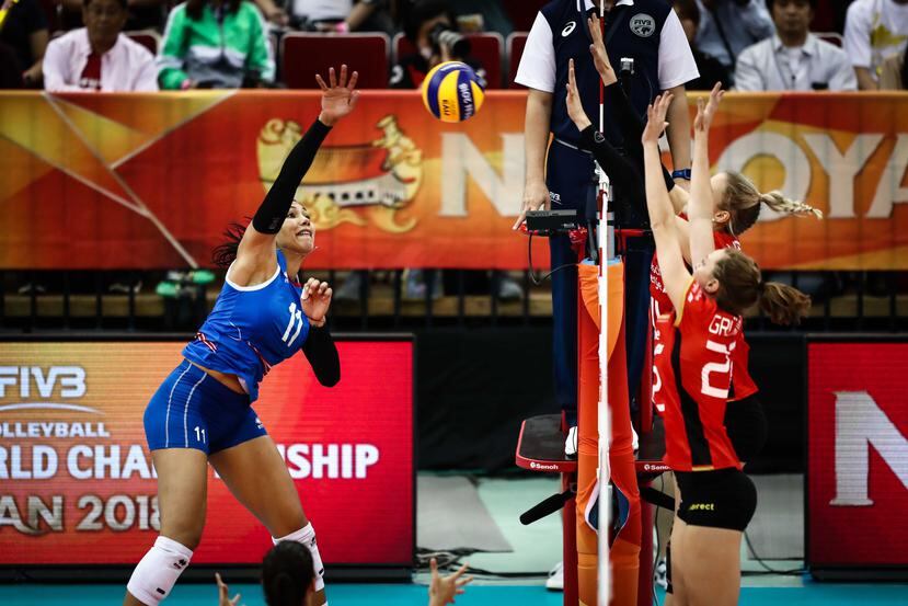 Karina Ocasio remata ante el bloqueo de las alemanas en el partido de segunda ronda del Mundial de Voleibol femenino en Japón. (Suministrada / FIVB)