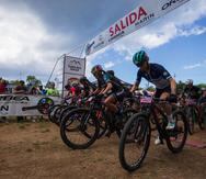 Un grupo de ciclistas arrancan una de las carreras que se celebró el domingo en Rincón.