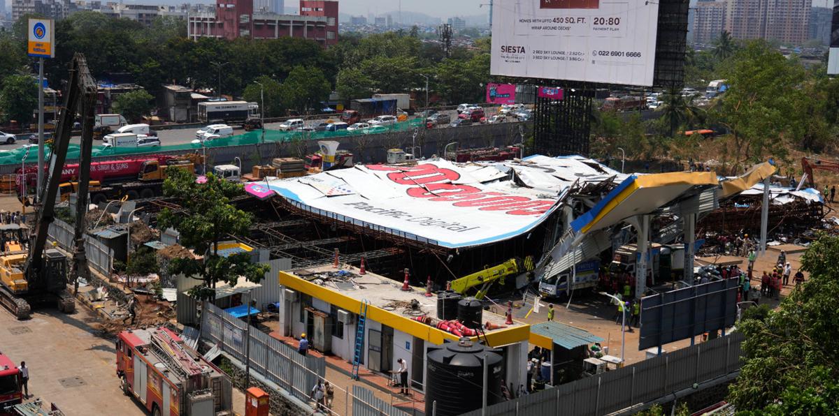 Tragedia en India: se desploma monumental billboard