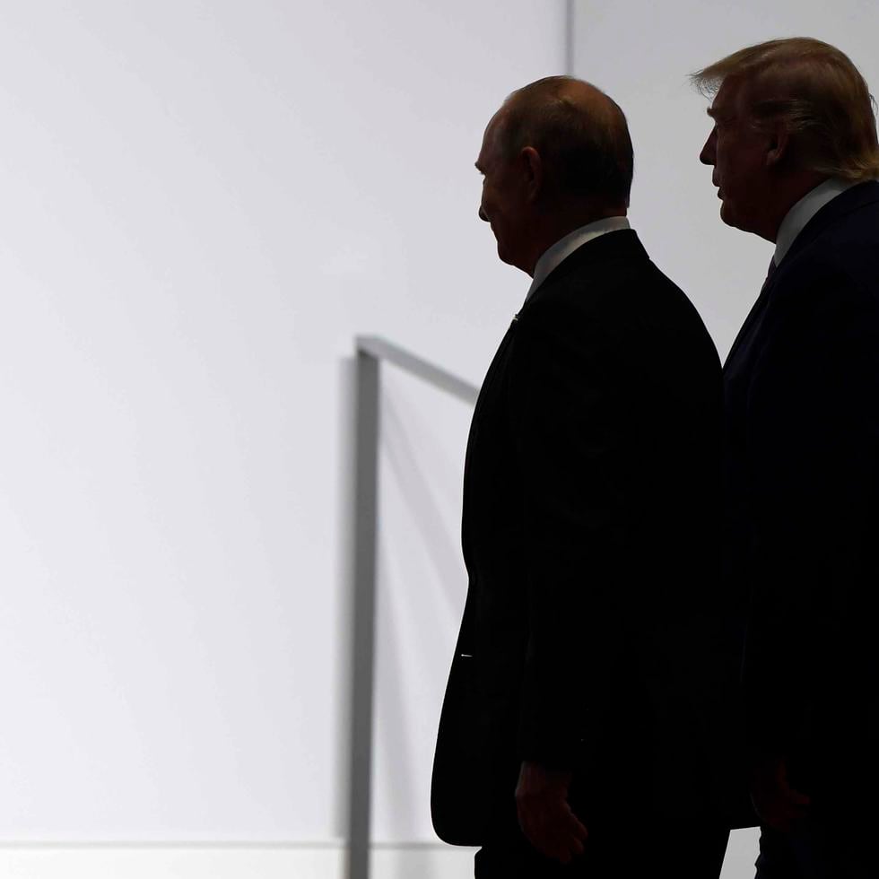 Donald Trump  y Vladimir Putin caminan para posar para una foto en la cumbre del G20 en Osaka, Japón, en 2019. (Archivo / AP)