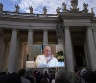 El papa recitó la plegaria del mediodía y su bendición dominical desde la capilla del hotel en el Vaticano, las cuales se transmitieron en vivo a través de grandes pantallas colocadas en la plaza de San Pedro.