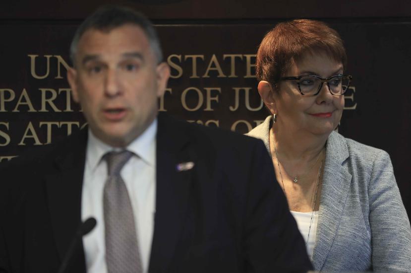 Douglas A. Leff, jefe del FBI en Puerto Rico, junto a Rosa Emilia Rodríguez, jefa de la Fiscalía federal en la isla. (GFR Media)